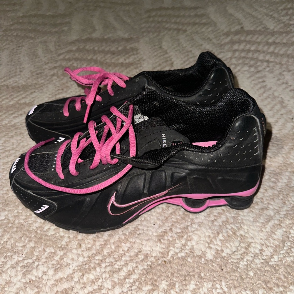 Nike Women's Black and Pink Athletic Shoes